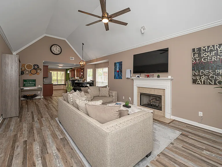 Willow Glenn Dr — Photo 4