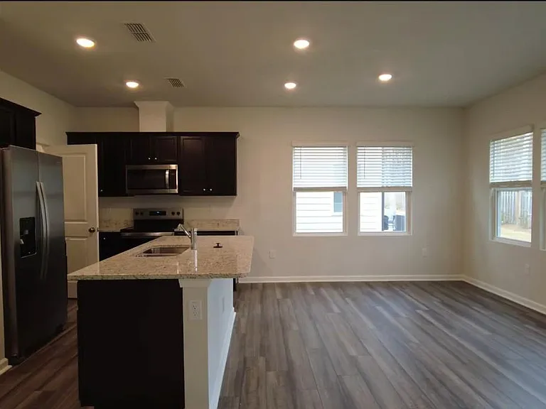 806 McKenzie Park Ter — Photo 9