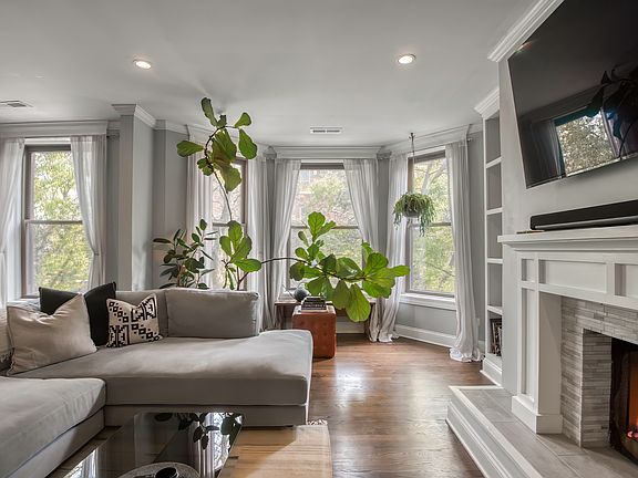 3rd image of 3842 N Sheffield Ave #303