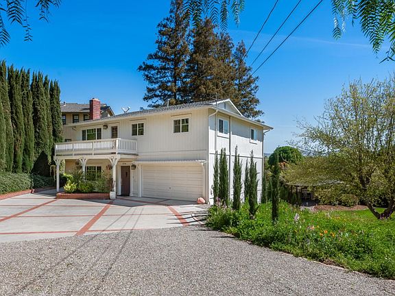002_Driveway View
