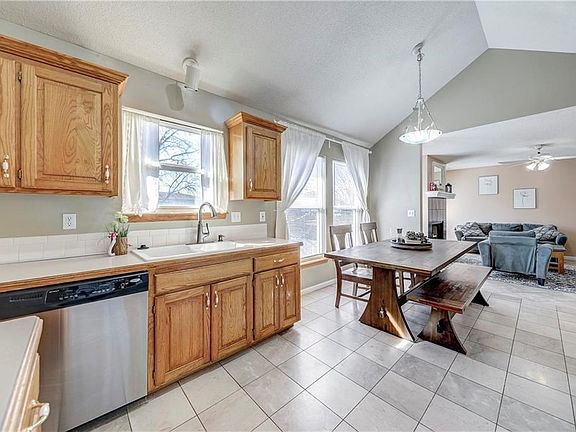 4th image of 1019 N Logan St