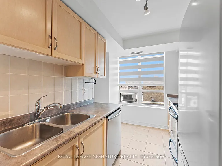 212 Eglinton Ave E #1411 — Photo 10