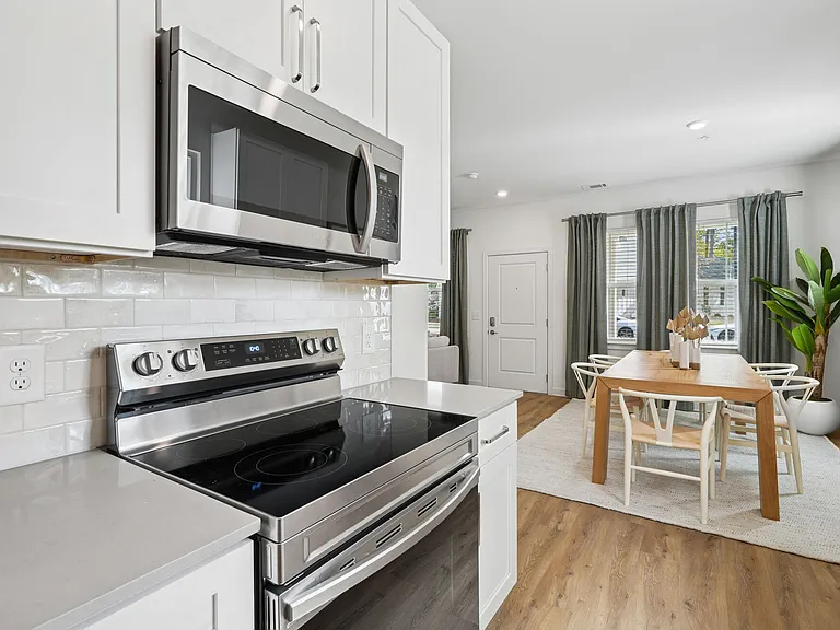 Hamlet Maybank - Homes & Townhomes for Rent — Photo 8