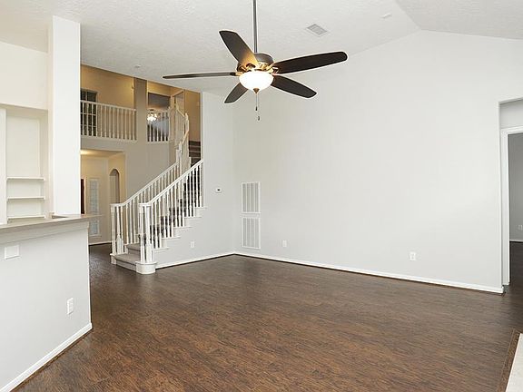 3rd image of 35 E Knightsbridge Dr
