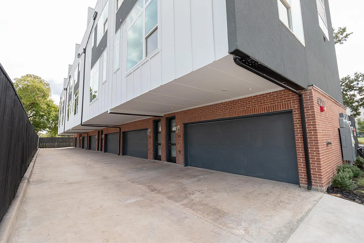 Building Photo - 4210 Roseland Ave #106