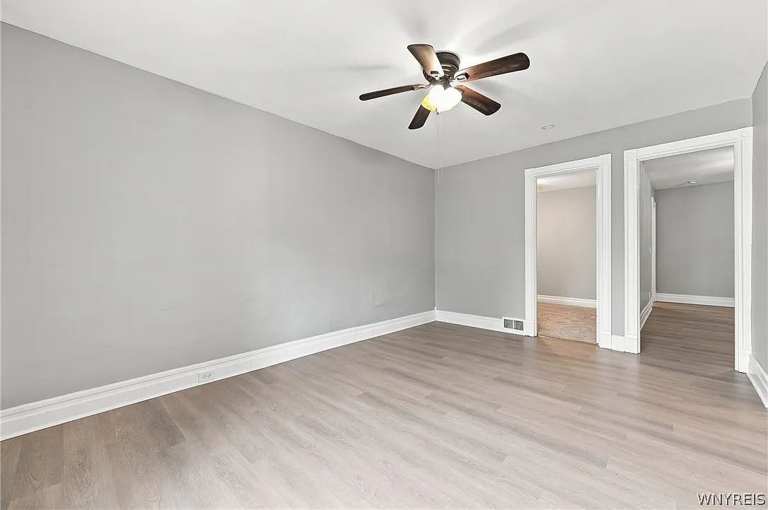 3 bed, 1.0 bath, 3864 sqft, $1,600 — Photo 3