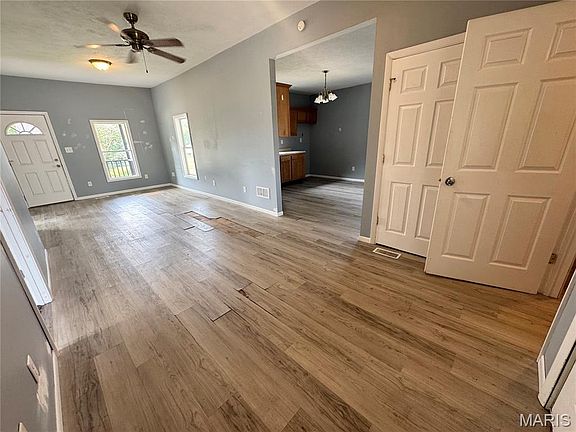 5th image of 1045 Bell Pl