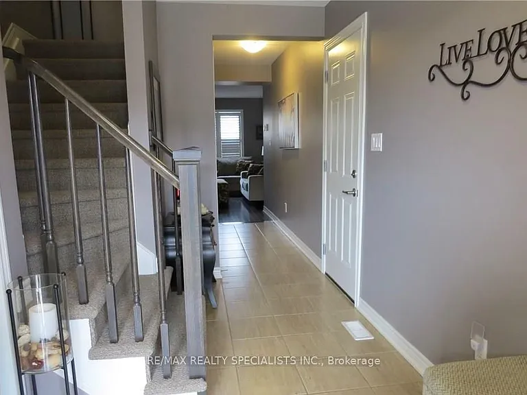 101 Roselawn Cres — Photo 2