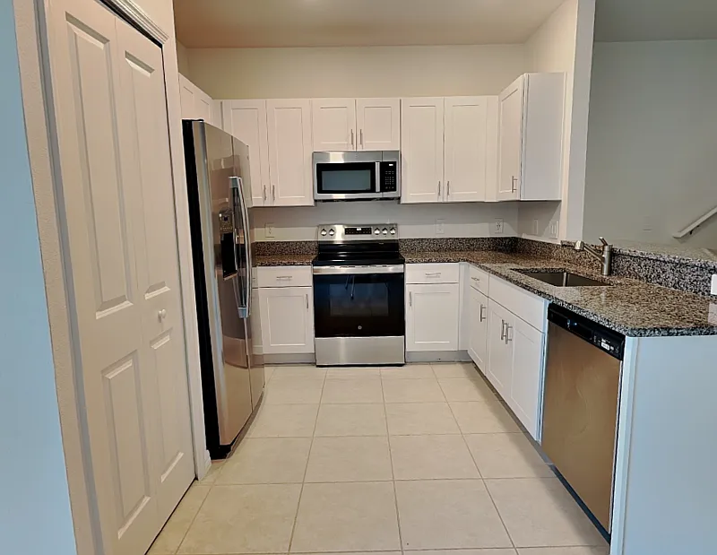 3 bed, 2.5 bath, 1666 sqft, $2,100 — Photo 4