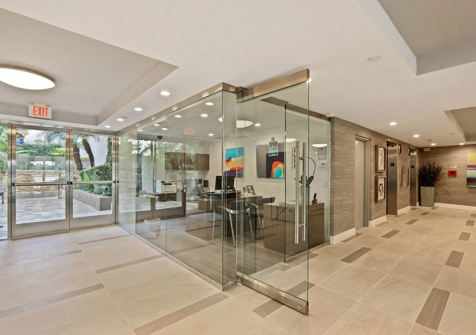 Palm Royale Apartments — Photo 2
