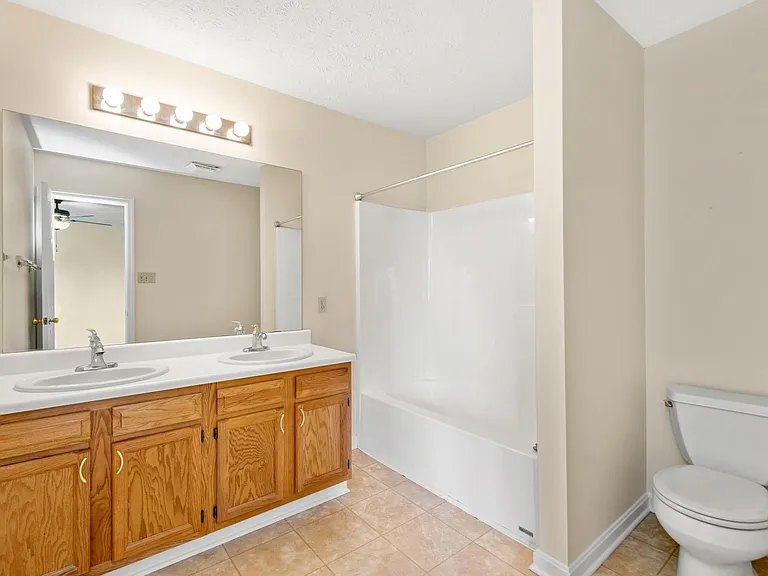 1036 Royal Dr — Photo 16