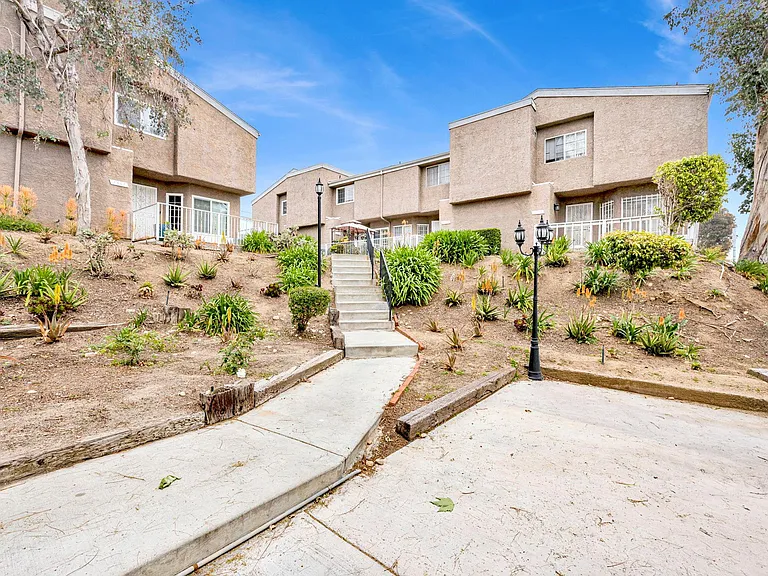 1561 W Jefferson Blvd — Photo 3