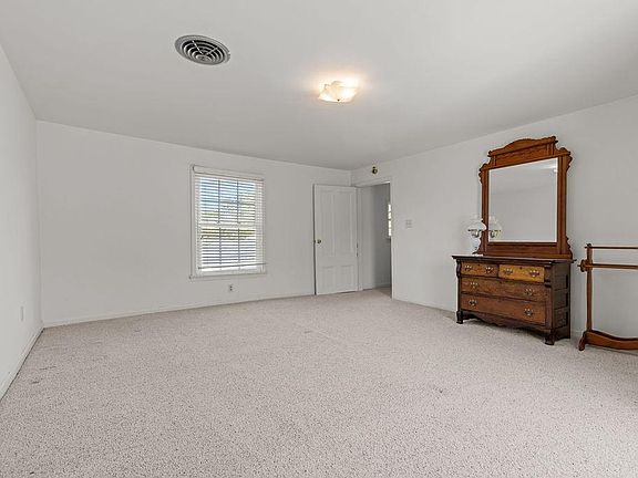 32nd image of 15313 Broad St