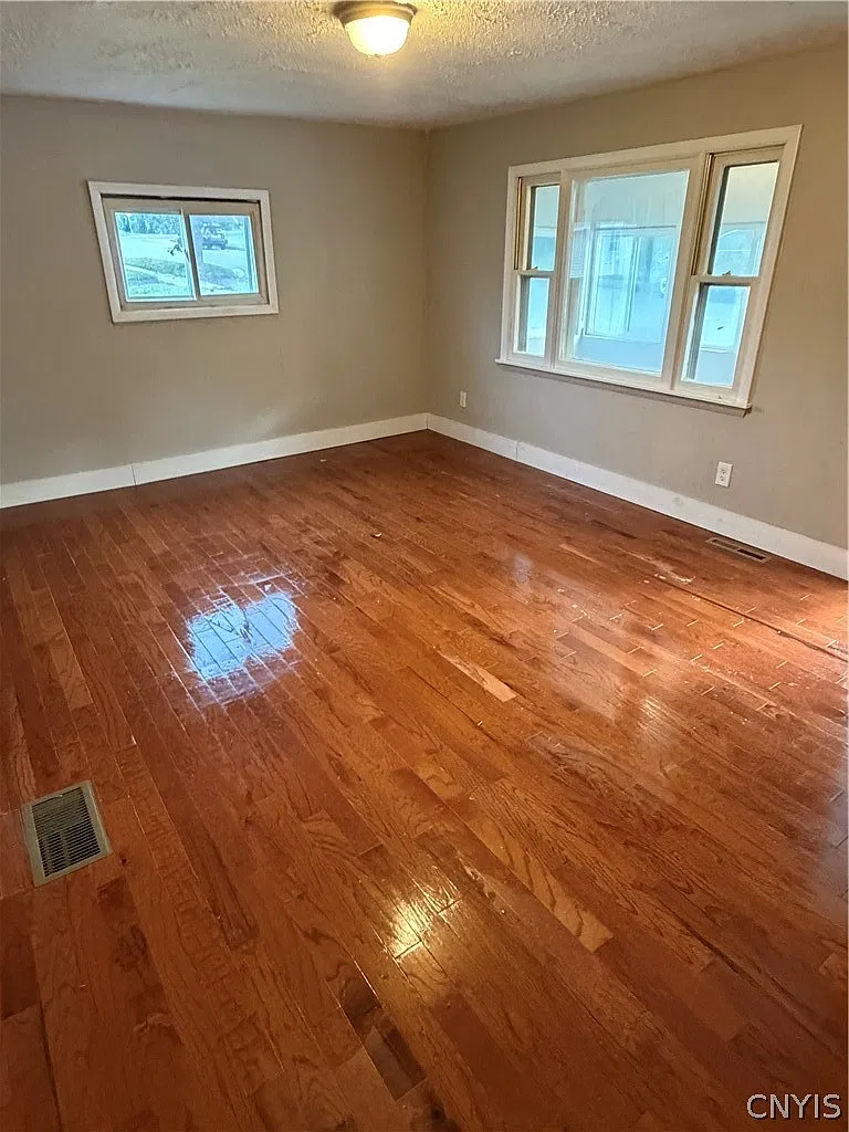 3 bed, 1.0 bath, 960 sqft, $1,850 — Photo 4