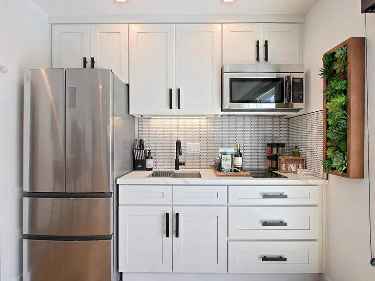 22809 Crespi St — Photo 3
