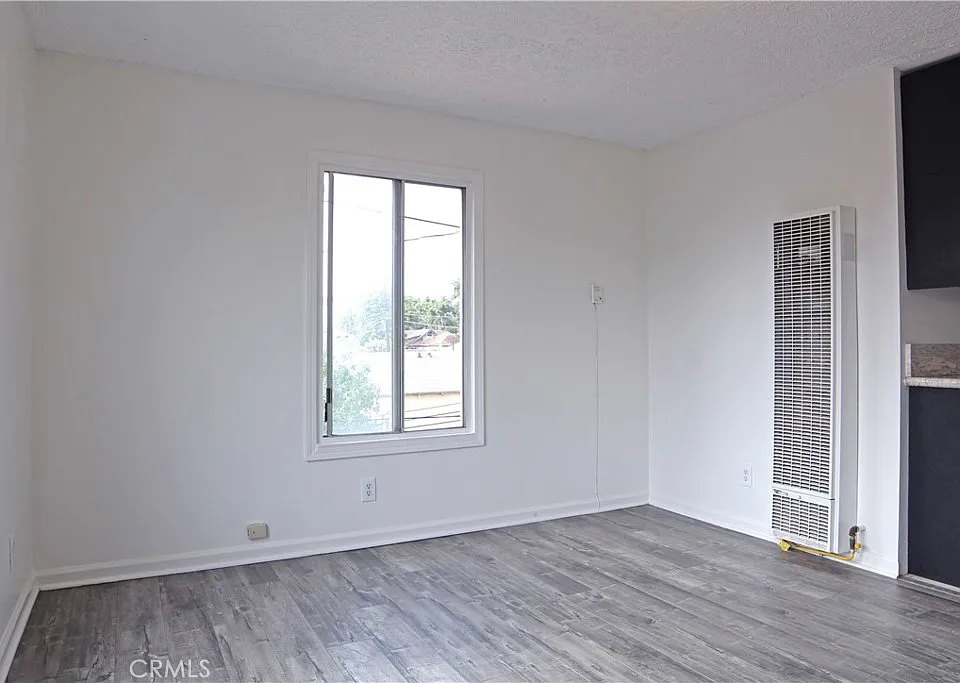 4055 1/4 Wall St