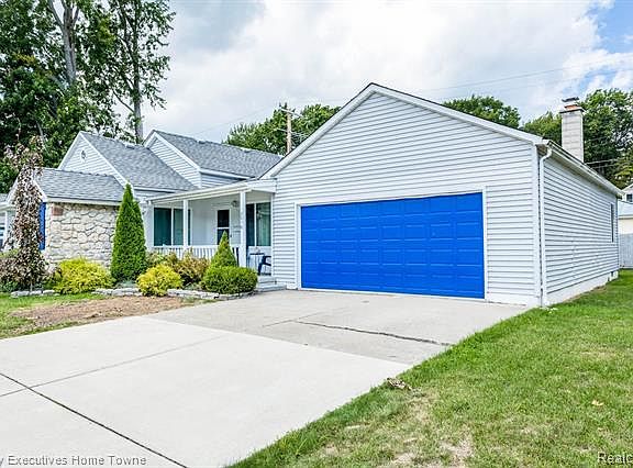 3rd image of 3016 Maplewood Dr