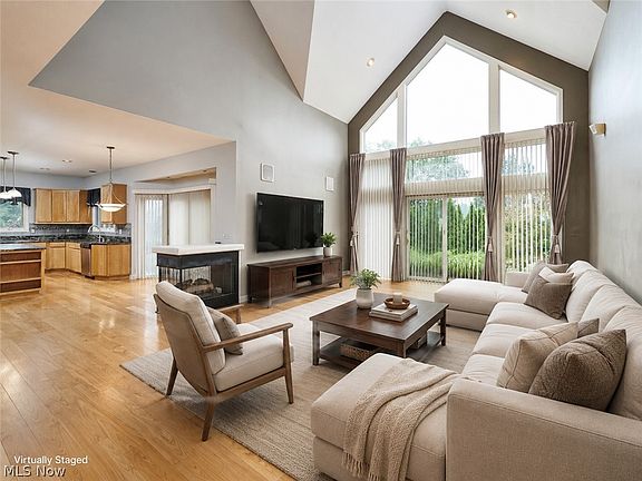 3rd image of 3531 Bay Hill Dr