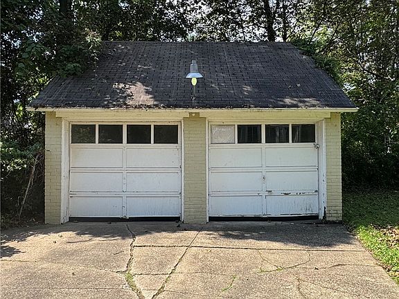 3rd image of 836 Mercer Ave