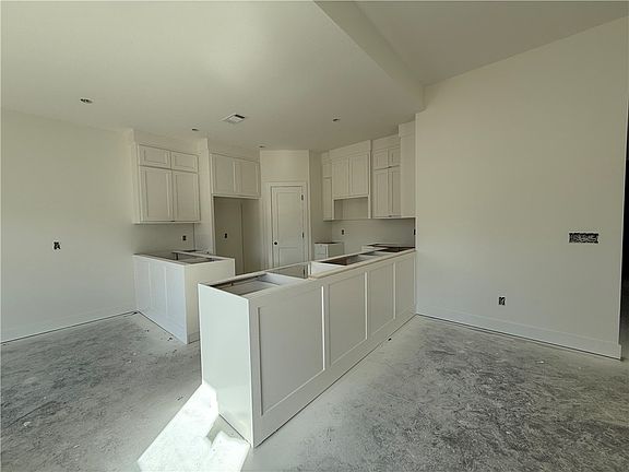 4th image of 1 Castlebay Ln