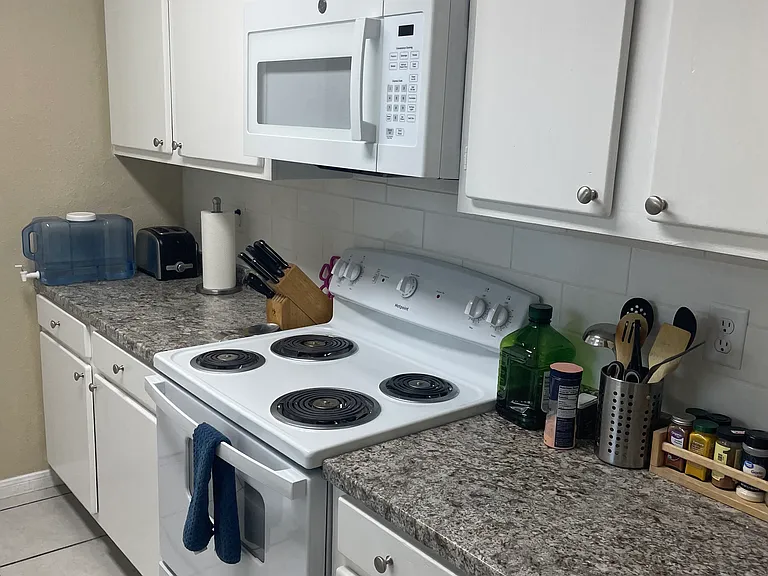 116-114 Hughson Ct — Photo 7