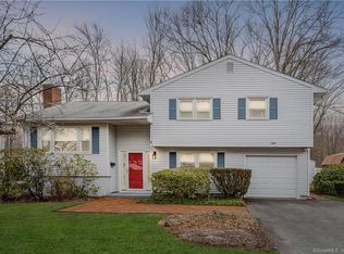 8 Greenbrier Dr, West Hartford, CT 06117