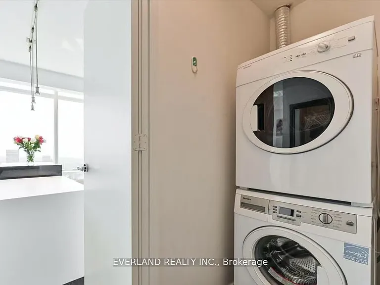 1 Bloor St E #5303 — Photo 8