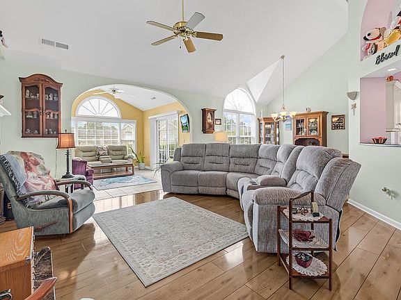 4th image of 629 Tarrant St.
