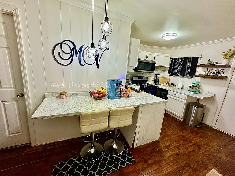 2218 Sarah St #1 — Photo 4