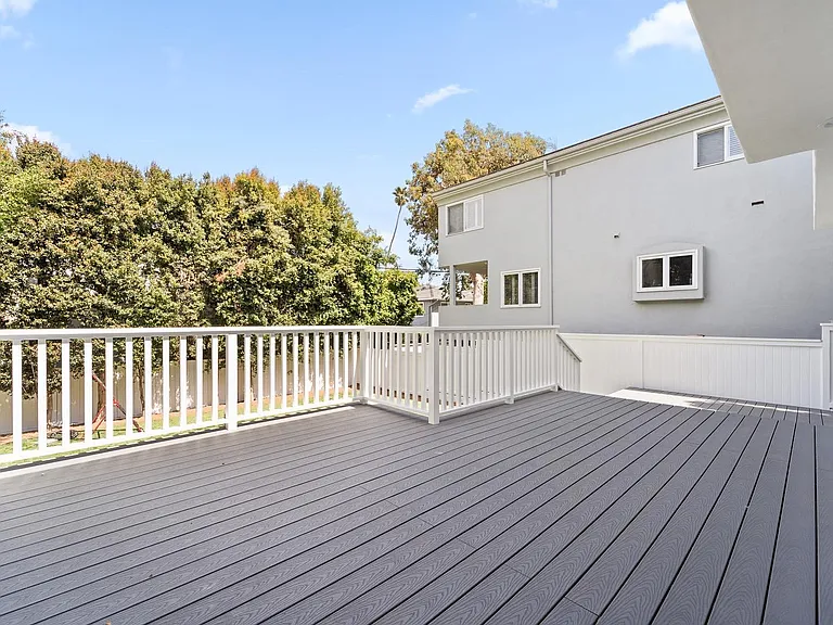 Expansive deck