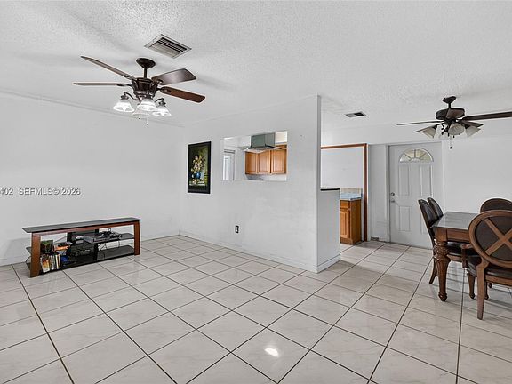 4th image of 369 NE Camelot Dr