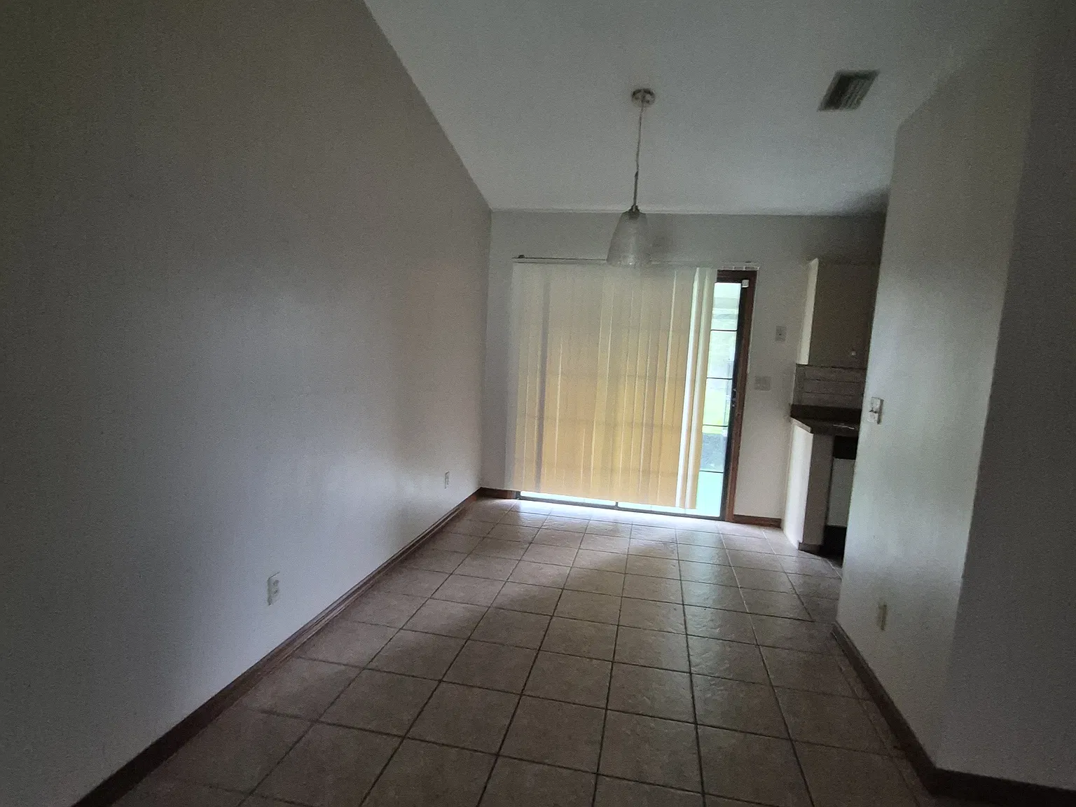 3 bed, 1026 sqft, $1,600 — Photo 3