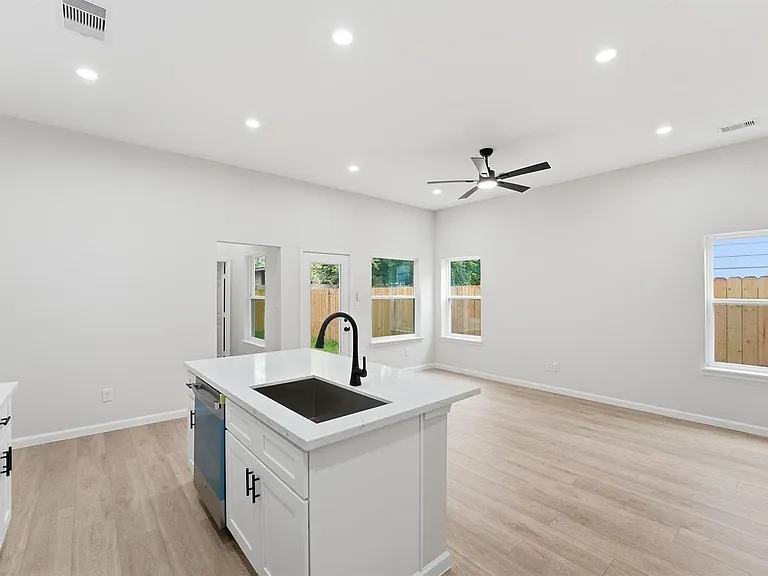 4354 Clover St #B — Photo 13