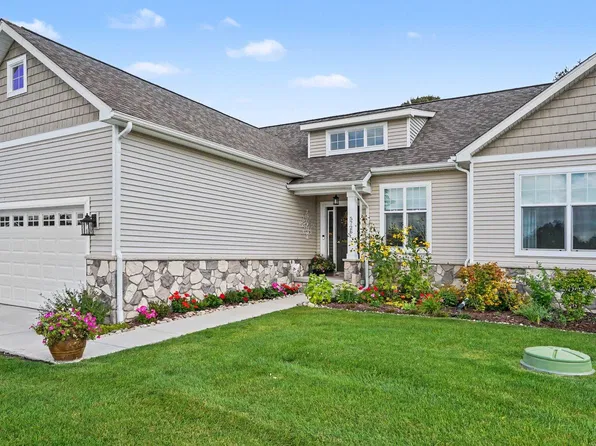 5725 Trail Side Ln, Whitmore Lake, MI 48189