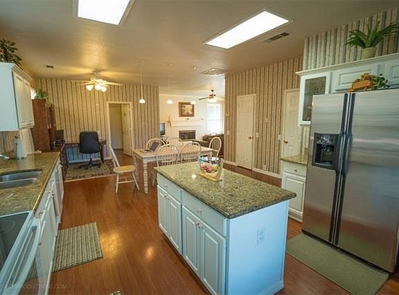 4th image of 2110 Meredith Ln