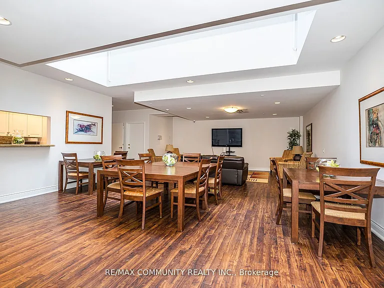980 Yonge St #513 — Photo 32