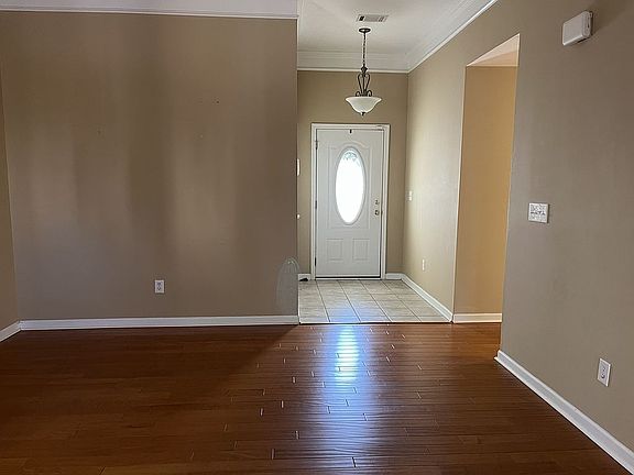 Foyer w/closet at entryway