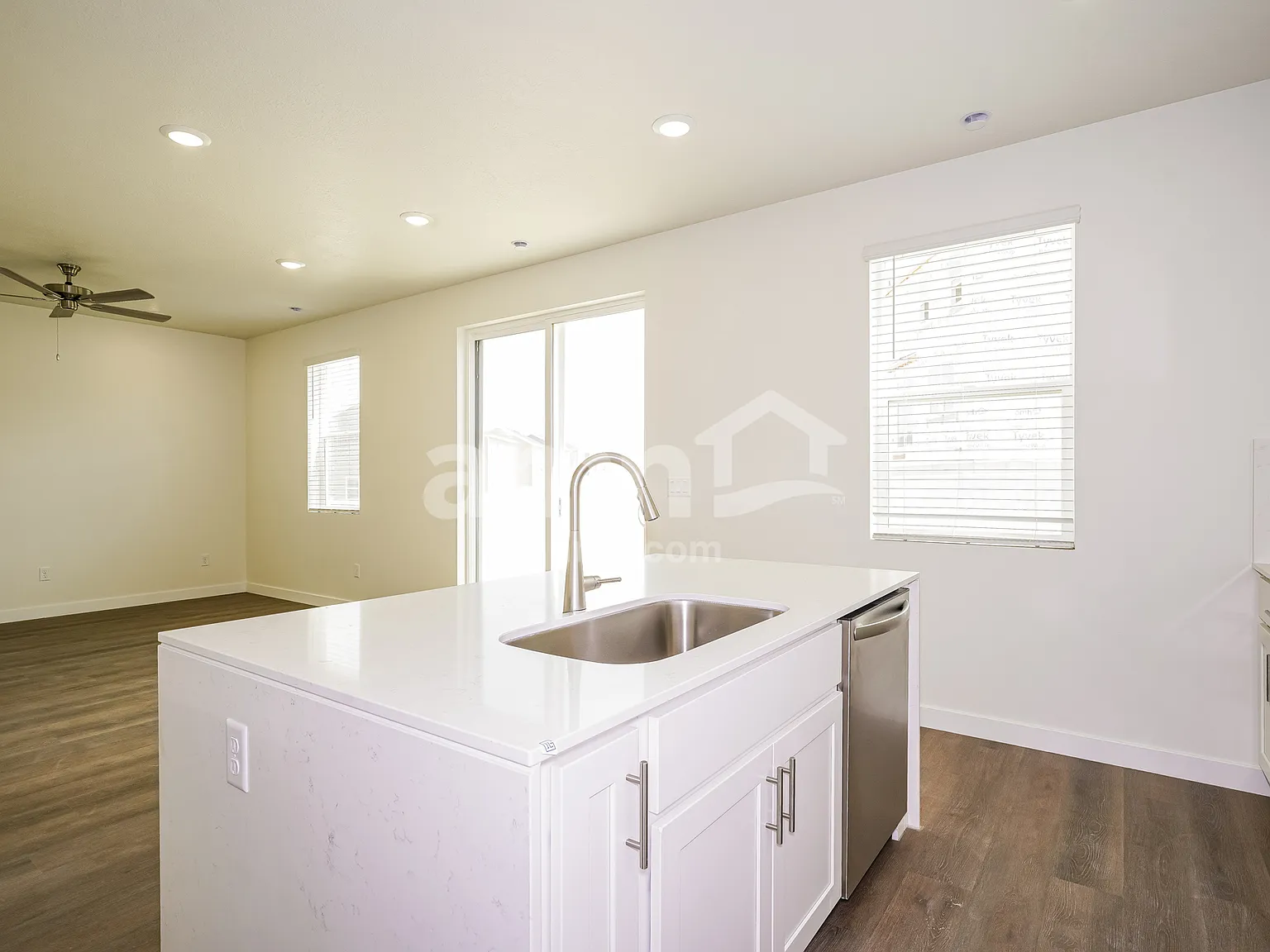 6 bed, 3.5 bath, 2451 sqft, $2,765 — Photo 4