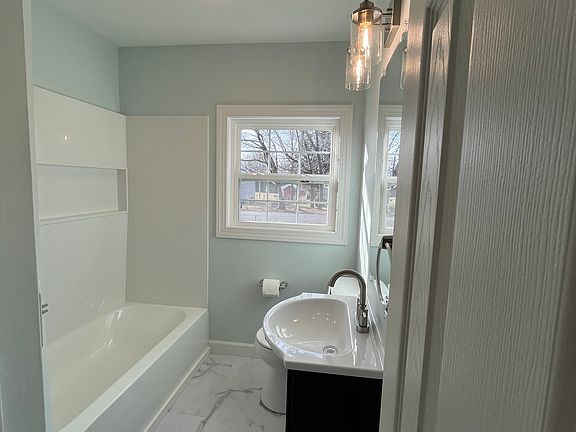 3rd image of 425 Oakwood Rd