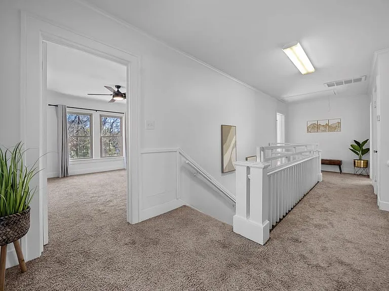 210 E Dobbs St — Photo 36