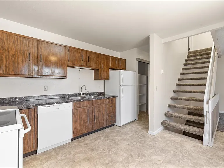 2252 Avenue C — Photo 15