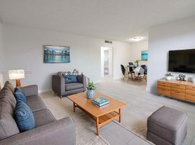 400 NE 1st St, Hallandale, FL