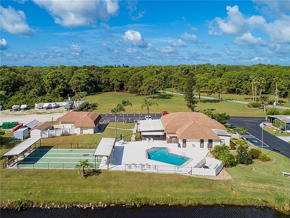 3rd image of 77 Anne Bonny Cir