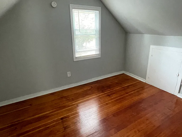 135 Mercer Ave — Photo 4