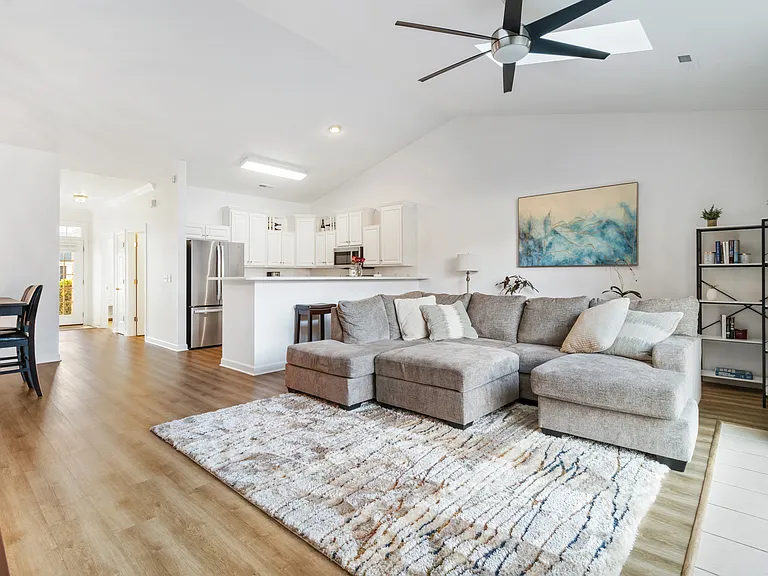 5006 Carleton Dr #77 — Photo 11