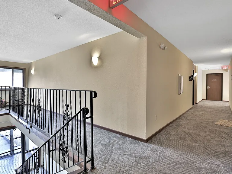 Oakridge Apartments — Photo 8