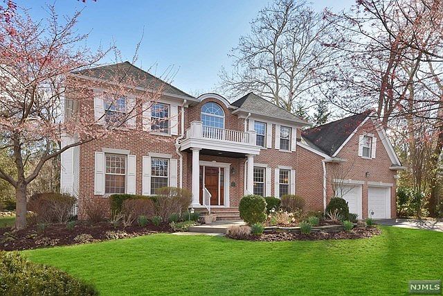 2nd image of 23 E Hill Ct