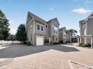 88 Maple Tree Ave Unit E, Stamford, CT 06902