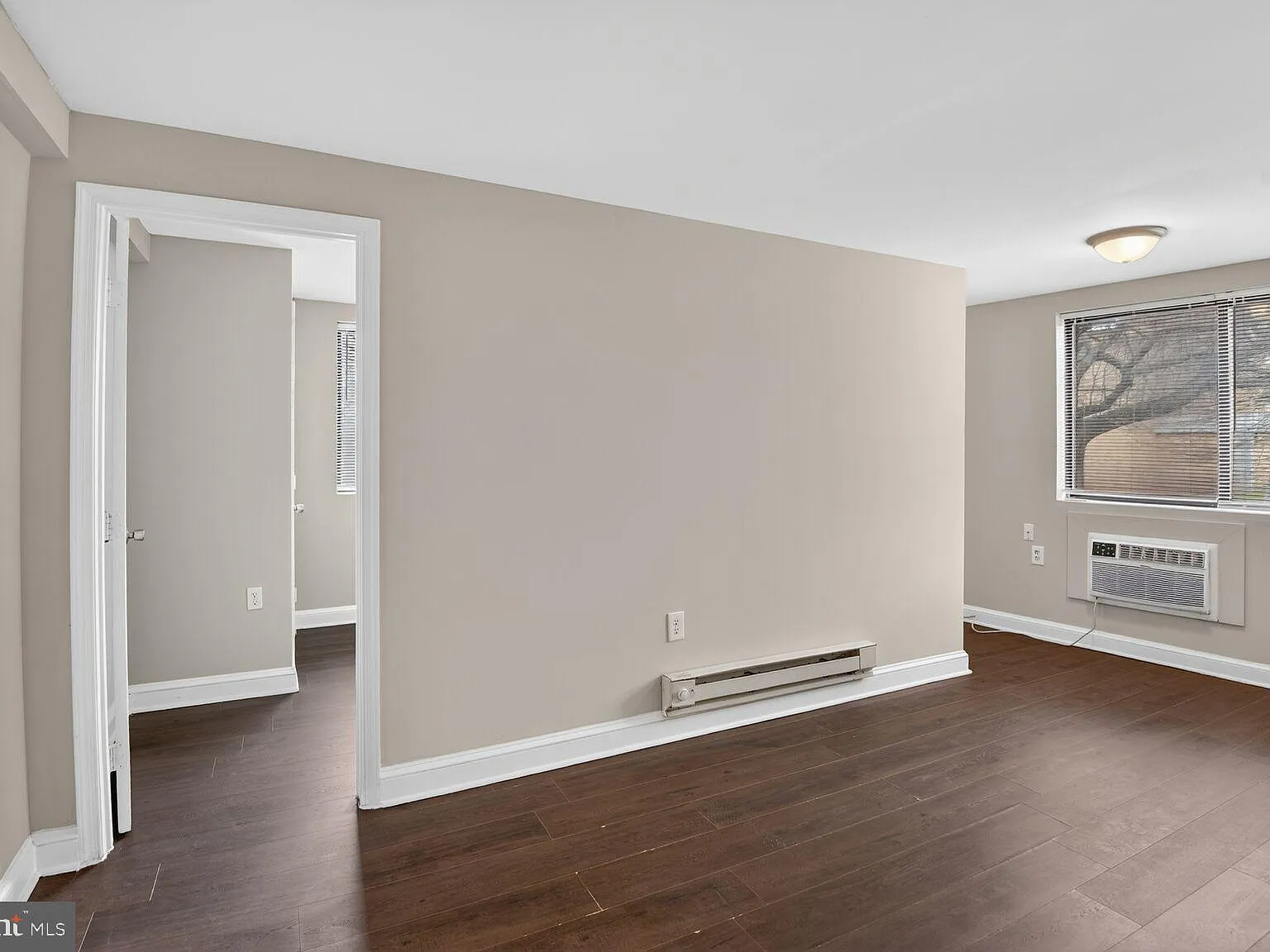 3 bed, 1.0 bath, 900 sqft, $1,900 — Photo 4