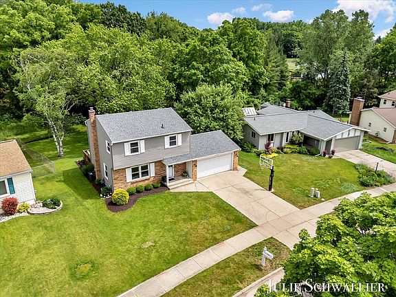 3rd image of 1038 N Hampton Dr NE